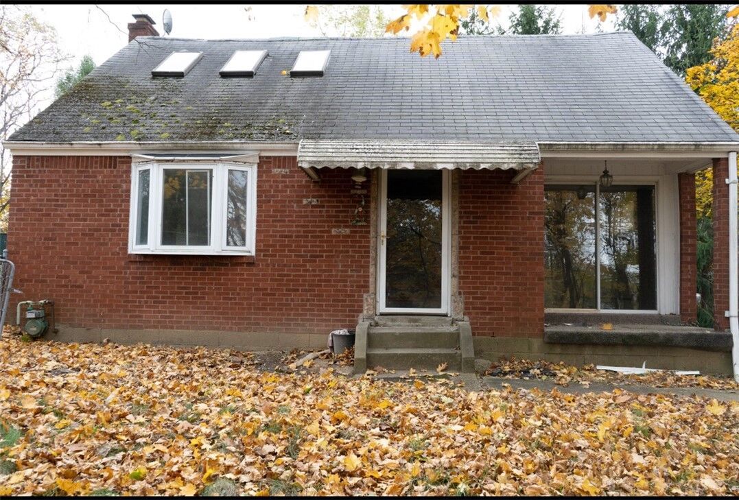 Property Photo:  310 McCutcheon Ln  PA 15235 