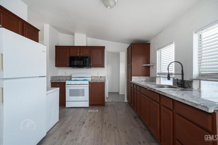 Property Photo:  124 Roosevelt Place  CA 93268 