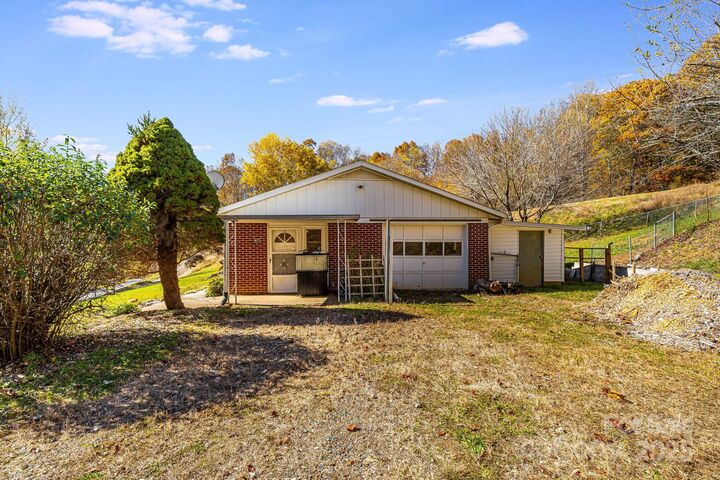 Property Photo: 1675 Ponder Creek Road NC 28754