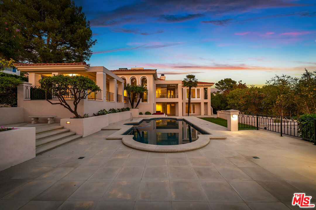 Property Photo:  1136 Calle Vista Dr  CA 90210 