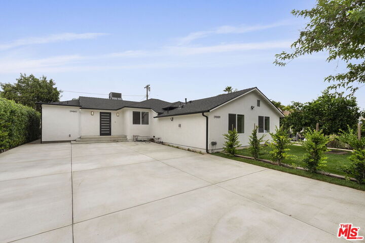Property Photo:  19007 Bessemer St  CA 91335 