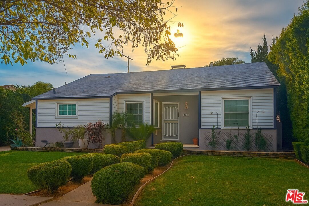 Property Photo: 8131 Paso Robles Ave CA 91406