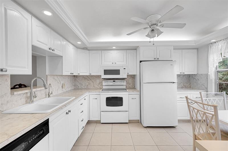 Property Photo:  2302 Lucaya Ln O3  FL 33066 