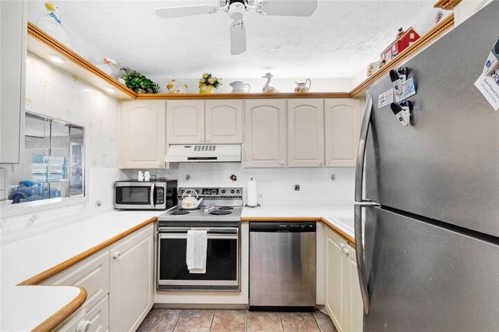 Property Photo: 2998 Sunrise Lks Dr 115 FL 33322