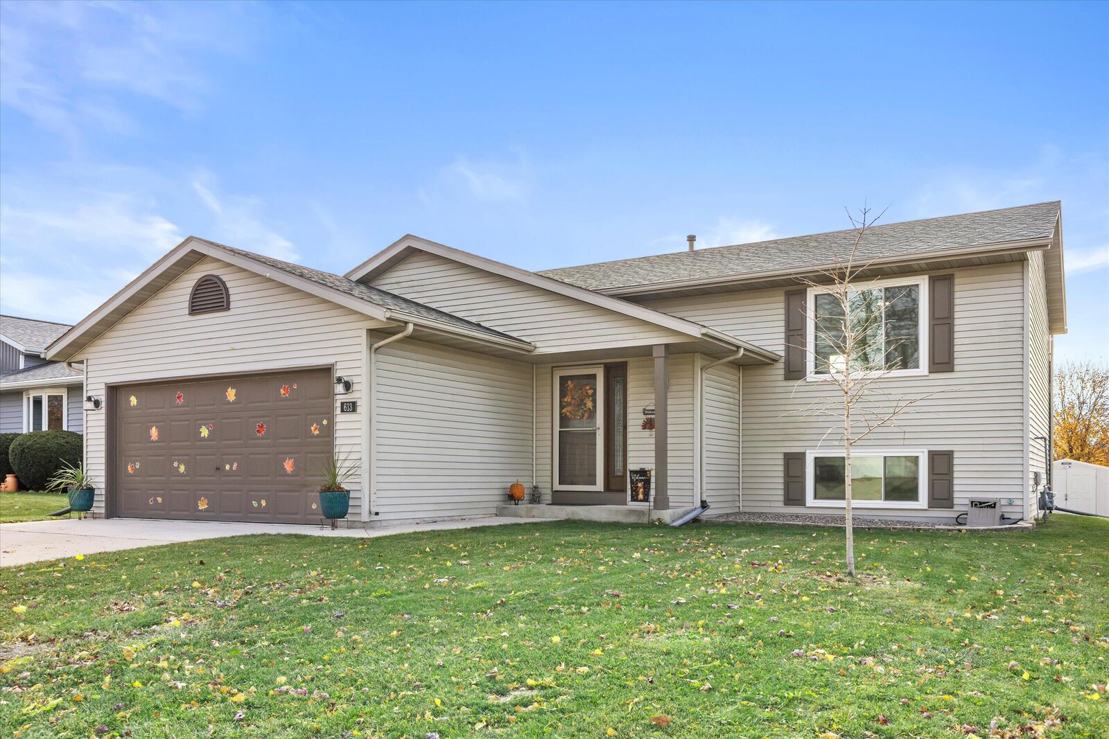 Property Photo:  613 Foxtail Dr  WI 53027 