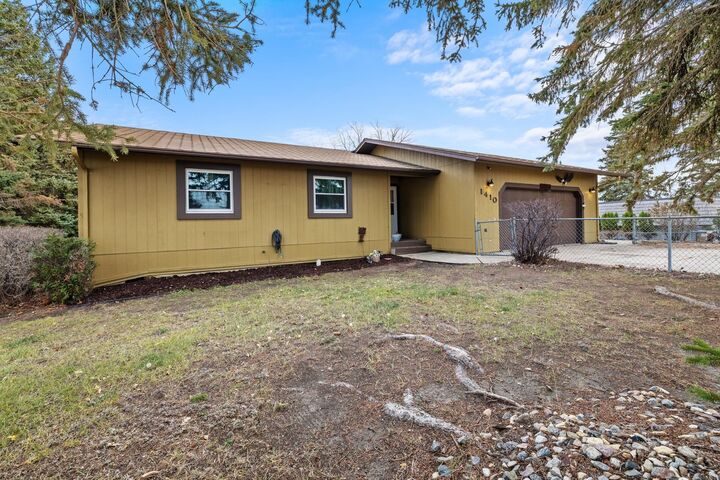 Property Photo: 1410 1st St NE ND 58701