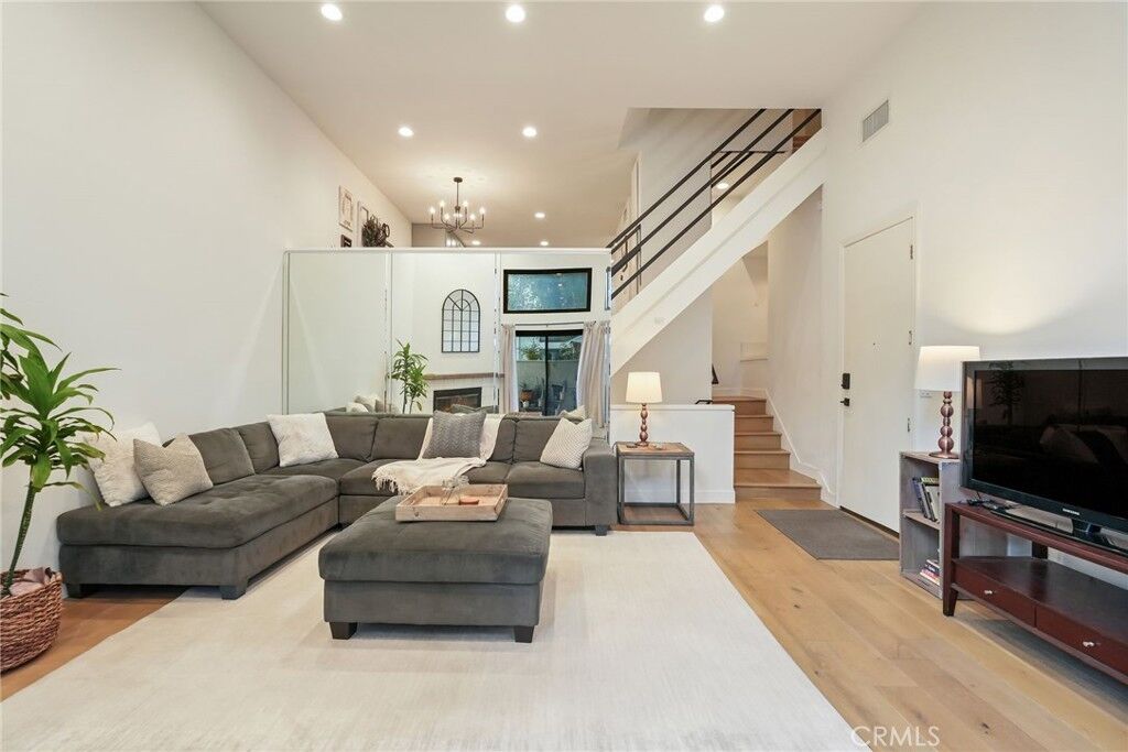 Property Photo: 6930 De Celis CA 91406