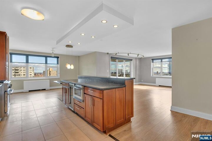 Property Photo:  2000 Linwood Avenue 21S  NJ 07024 