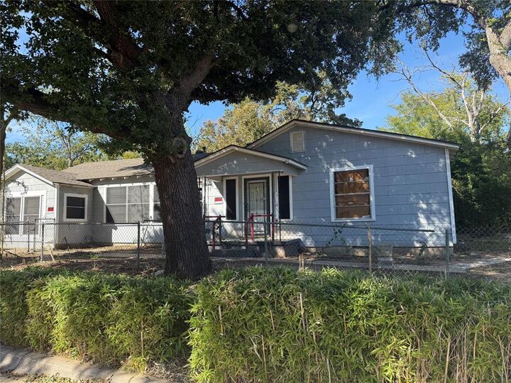 Property Photo:  405 Jannie Street  TX 76209 