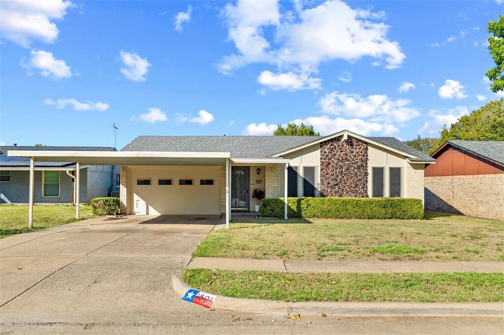 Property Photo: 1801 Homestead Place TX 75044