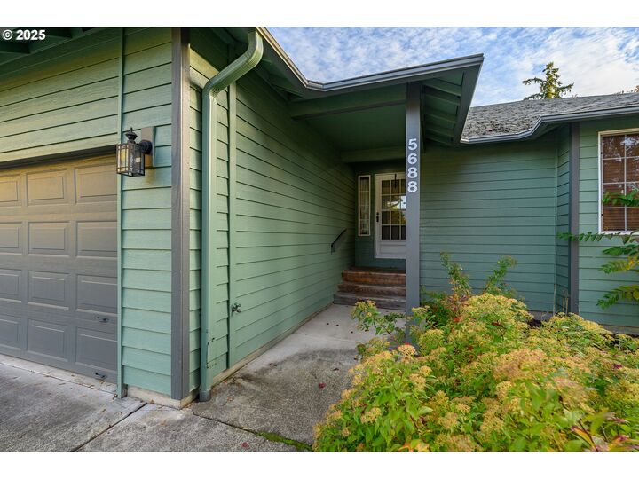 Property Photo: 5688 SE Lexington Dr OR 97123