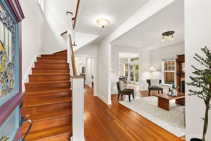 Property Photo:  2446  Queen Anne Avenue N  WA 98109 