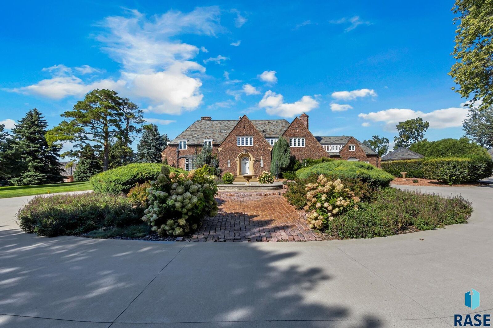 Property Photo:  1 W Penmarch Pl  SD 57108 