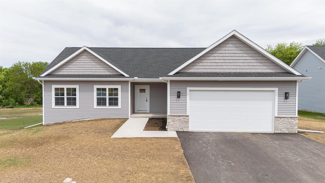 Property Photo:  504 Ridge Court  WI 53576 