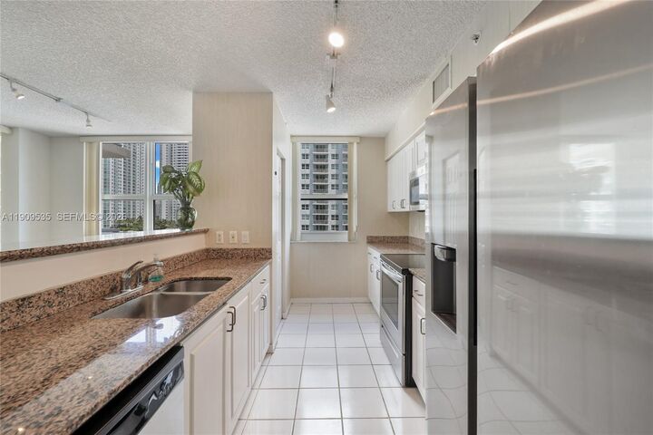 Property Photo:  1155 Brickell Bay Dr 1602  FL 33131 