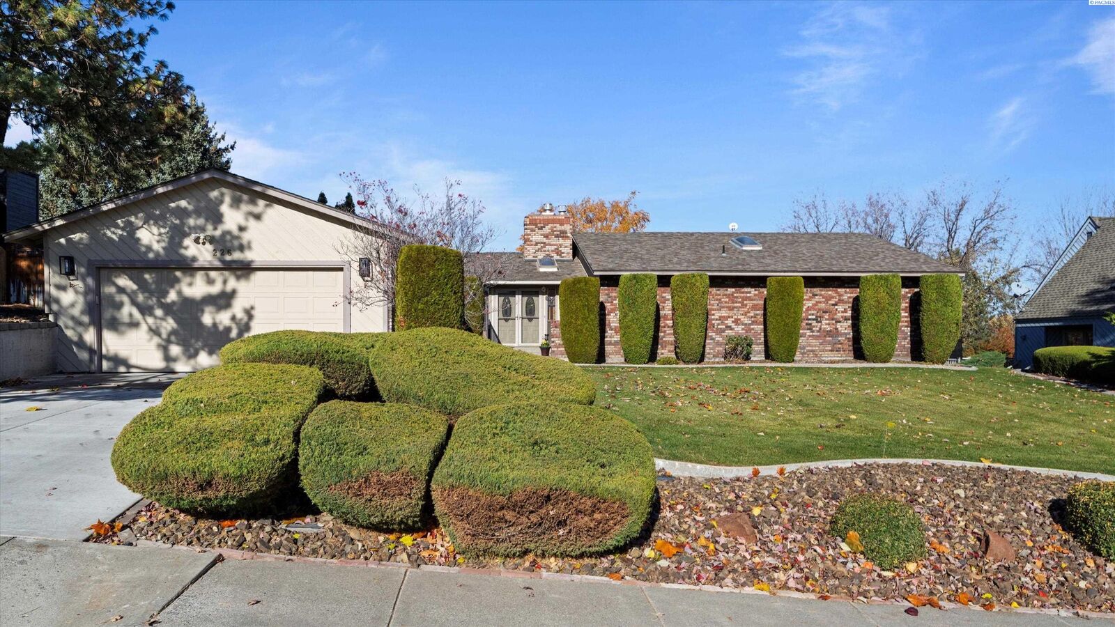 Property Photo:  226 Pinetree Ln  WA 99352 