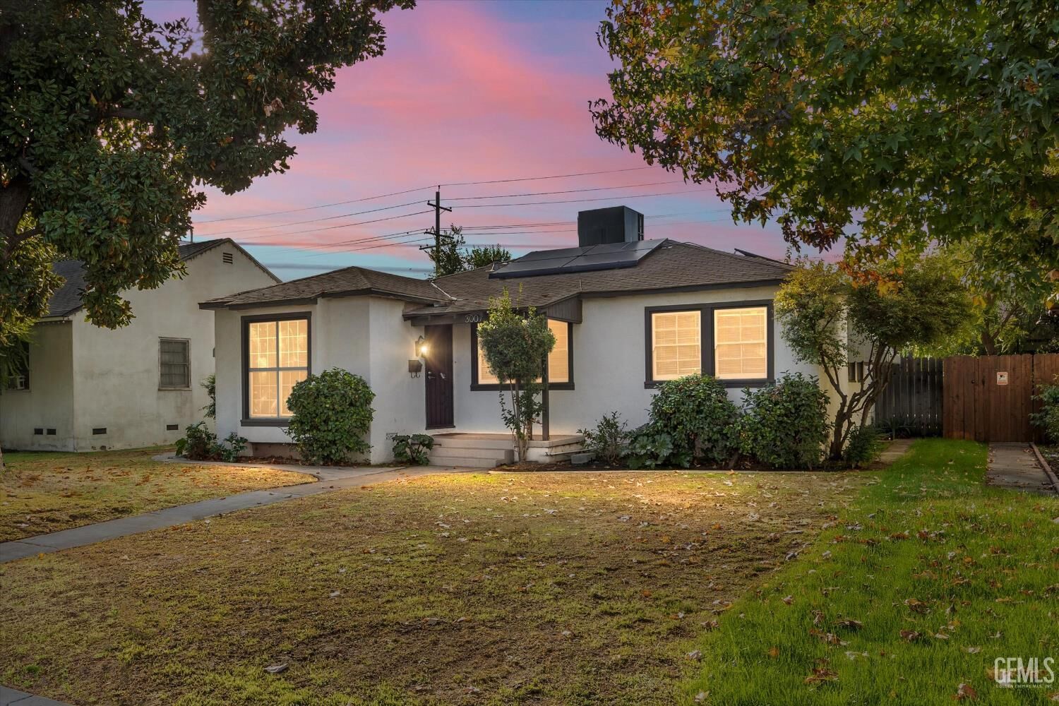 Property Photo:  3007 Truxtun Avenue  CA 93301 