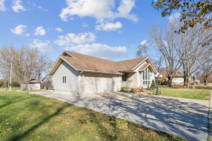 Property Photo:  1215 3rd St NE  IA 50662 