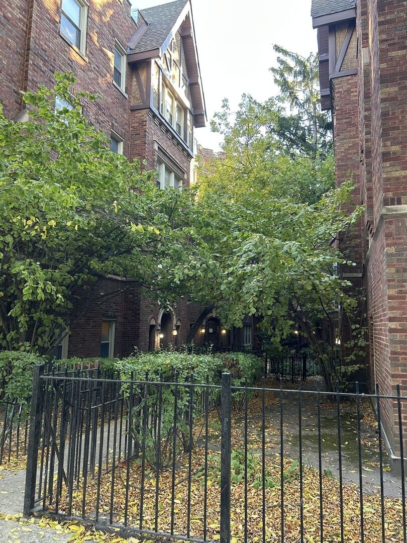 Property Photo: 4957 N Whipple Street 3E IL 60625