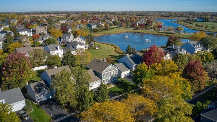 Property Photo:  2385 Barnhart Street  IL 60185 