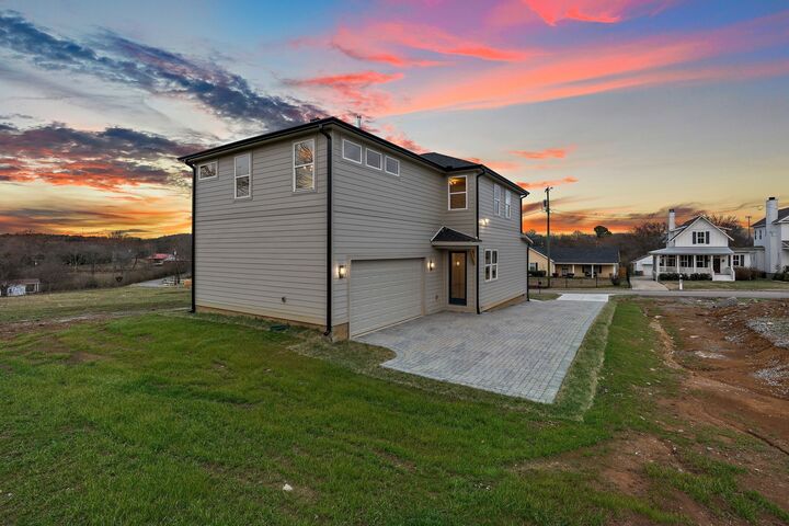 Property Photo: 1531 E Stewarts Ln TN 37218