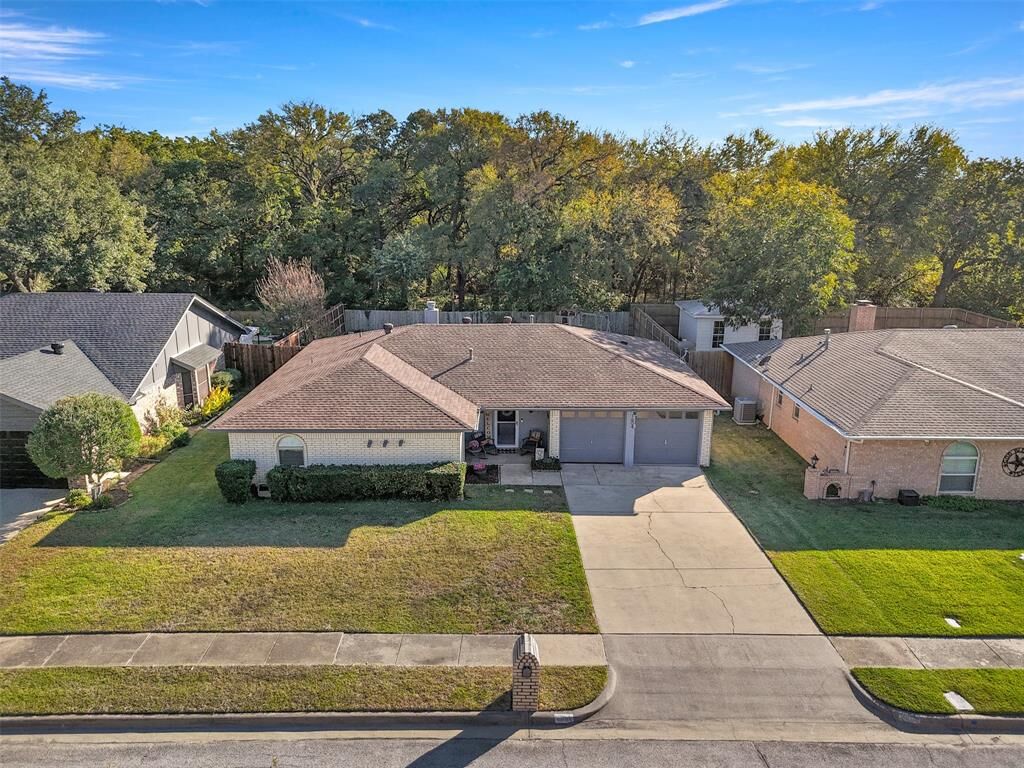 Property Photo: 1604 Richmond Drive TX 76022