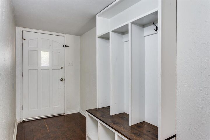 Property Photo: 4102 Foxmoor Court TX 76016