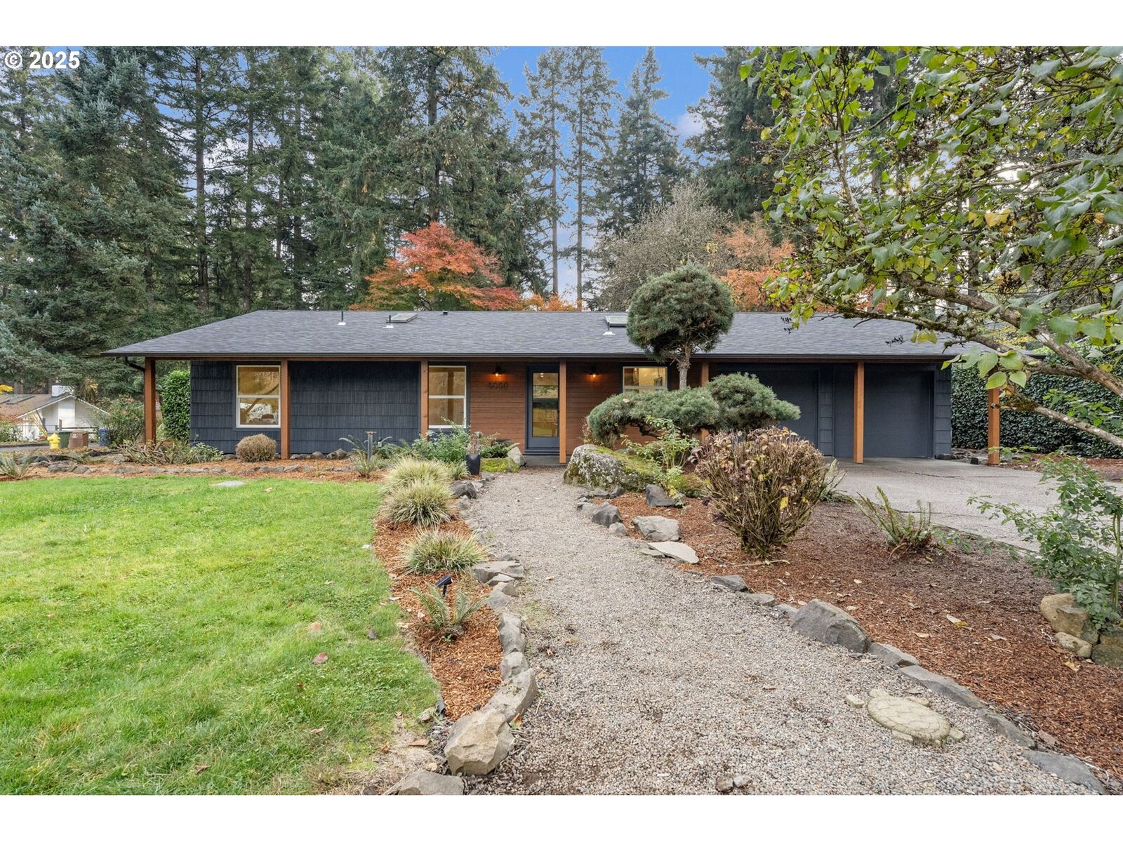 Property Photo: 6050 Fernbrook St OR 97035