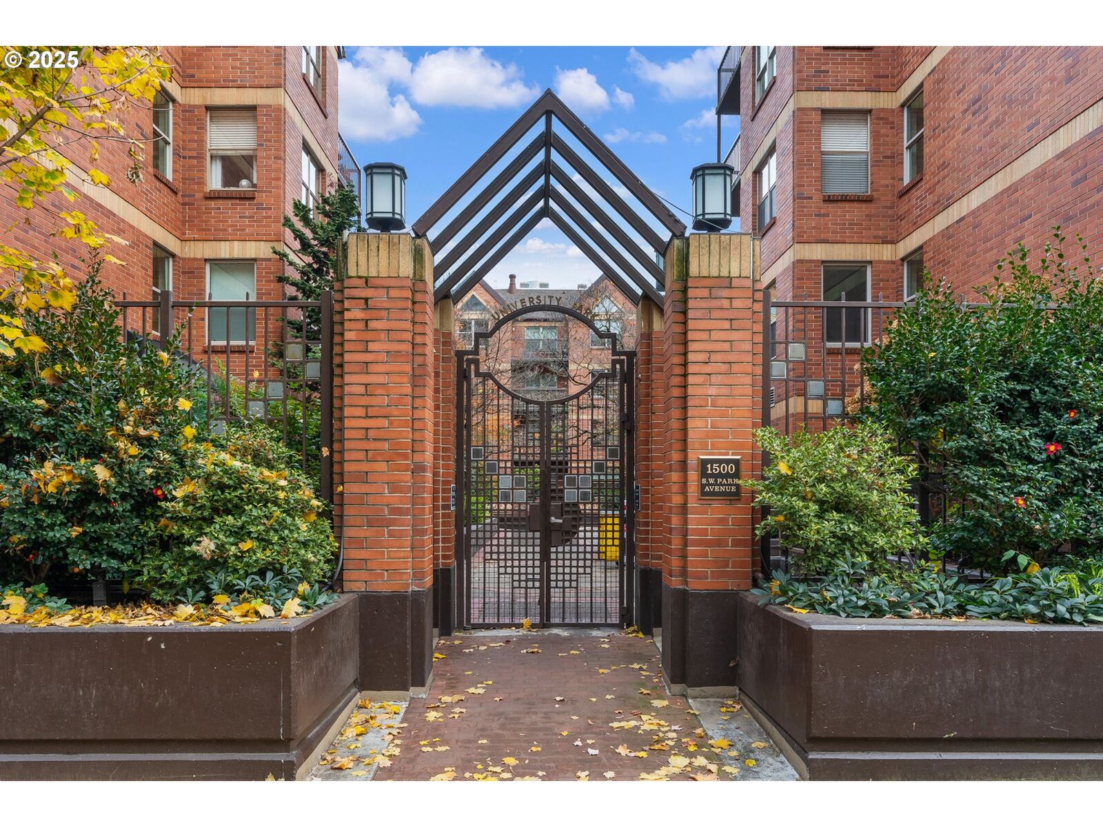 Property Photo:  1500 SW Park Ave 104  OR 97201 