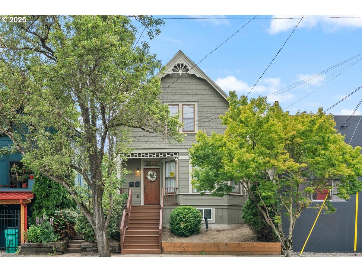 Property Photo:  2115 NW 22nd Ave  OR 97210 