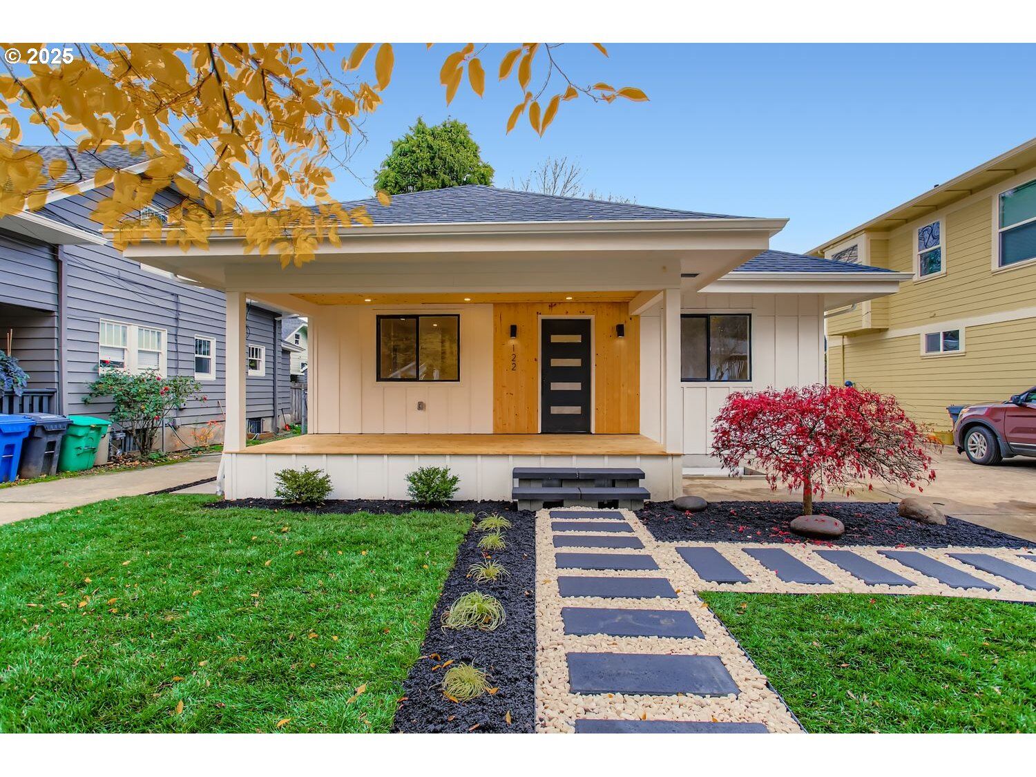 Property Photo: 122 NE 44th Ave OR 97213