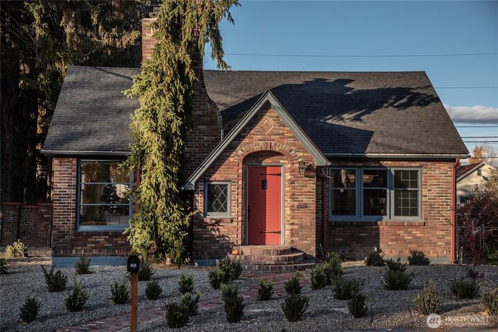 Property Photo:  701 E 3rd Avenue  WA 98926 