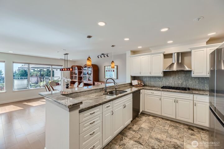 Property Photo:  11122 NE 41st Drive 29  WA 98033 