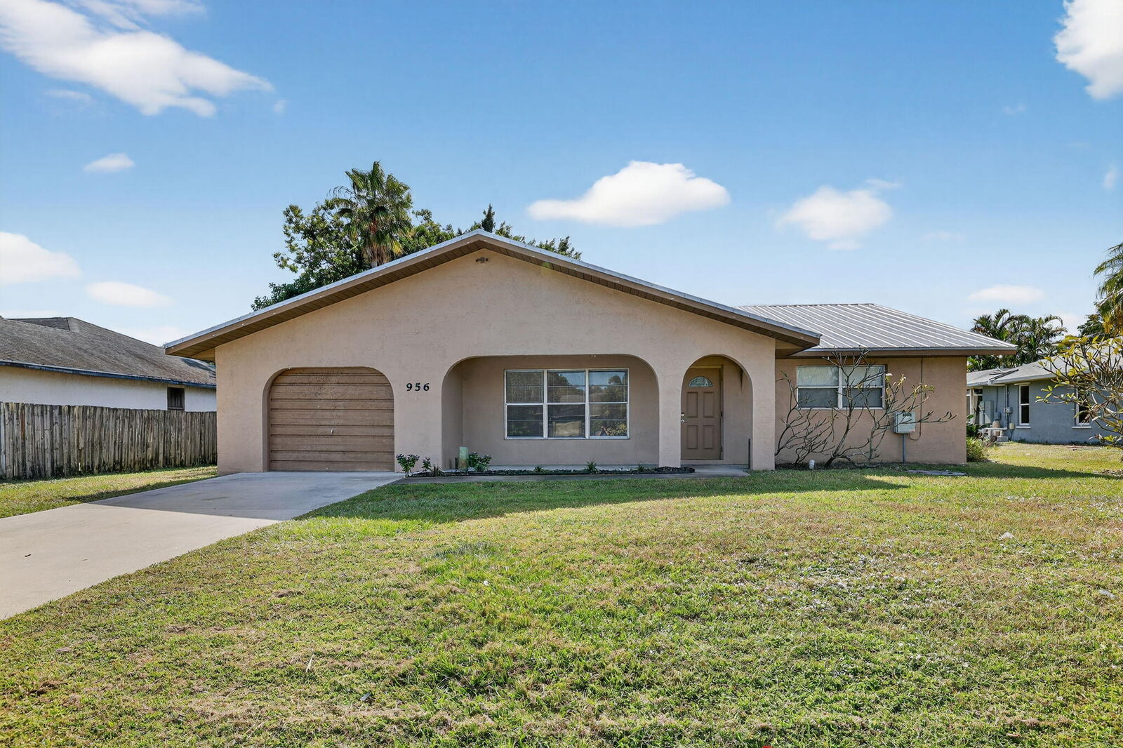 Property Photo:  956 SE Brookedge Avenue  FL 34983 