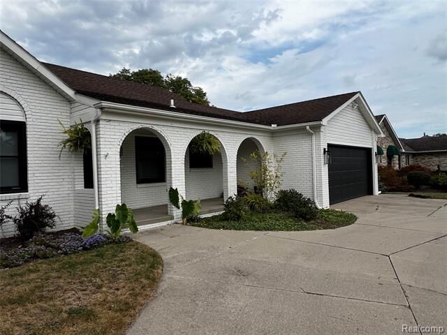 Property Photo:  38016 Bloomfield Drive  MI 48154 