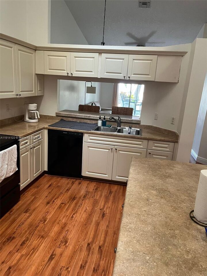 Property Photo: 7652 S Pinewalk Dr S 139 FL 33063