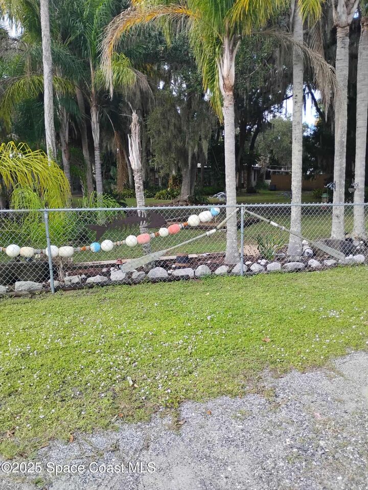 Property Photo: 865 Pine Island Road FL 32953