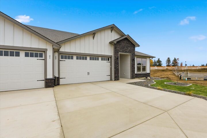 Property Photo: 1109 - Unit 22 N Country Club Dr 22 WA 99006