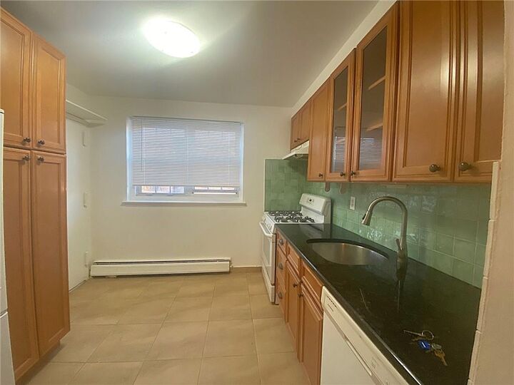 Property Photo:  394 Maryland Avenue North 2A  NY 10305 