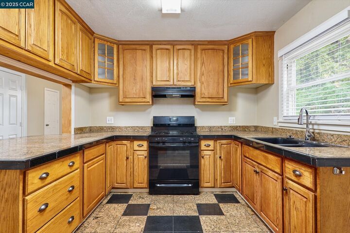 Property Photo:  135 N 5th St  CA 94571 