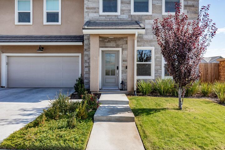 Property Photo: 379 Aria S CA 93636