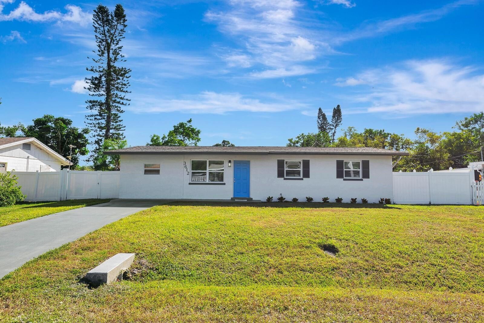 Property Photo: 3612 46th Ave Dr W FL 34210