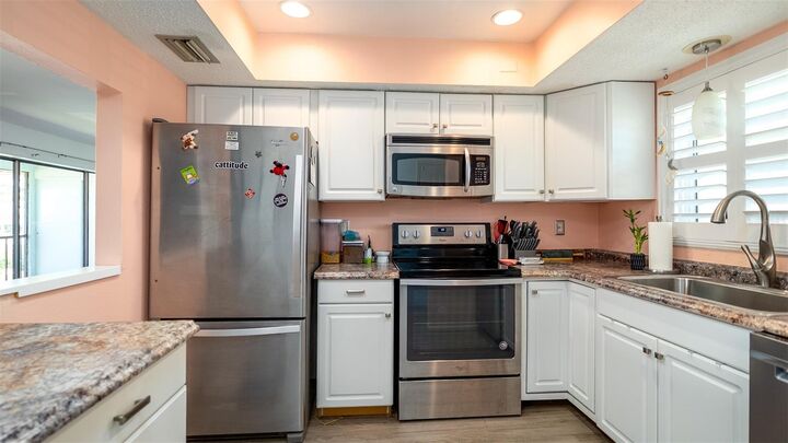 Property Photo: 1770 Lake Place 1770D FL 34293