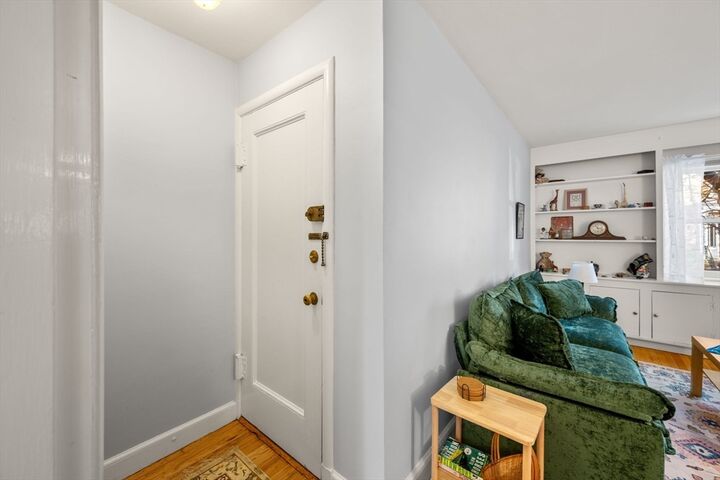 Property Photo:  5 Alton Ct 1  MA 02446 