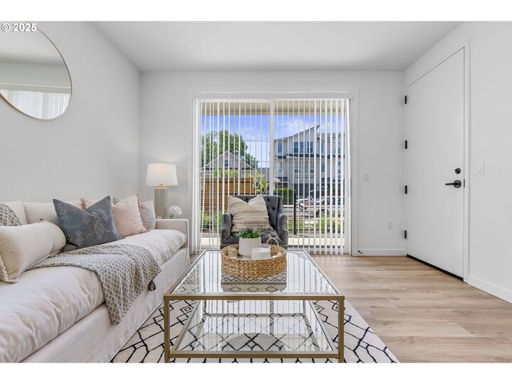 Property Photo:  121 N Going St 202  OR 97217 