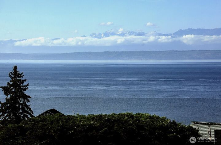 Property Photo: 1411 Manor Way WA 98249