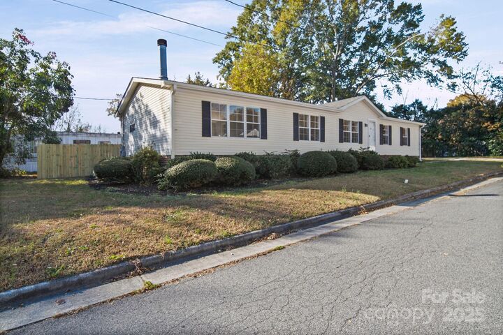 Property Photo: 2008 Woodlawn Street NC 28083