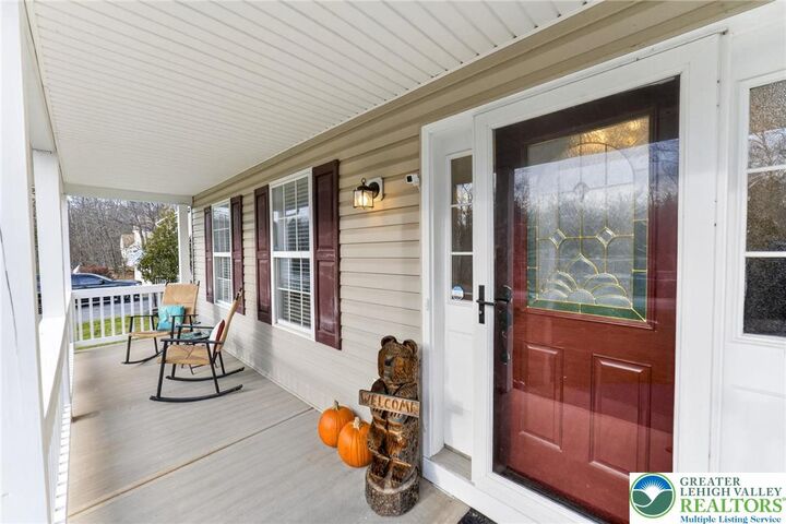 Property Photo:  2711 Oak View Lane  PA 18466 