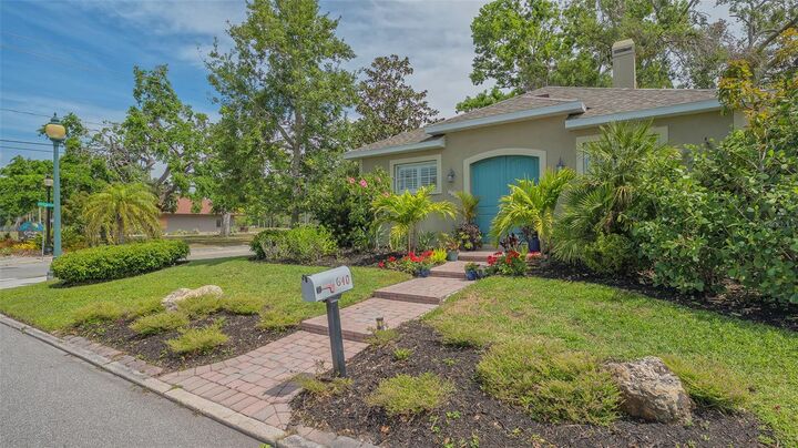 Property Photo:  640 N Osprey Avenue  FL 34236 