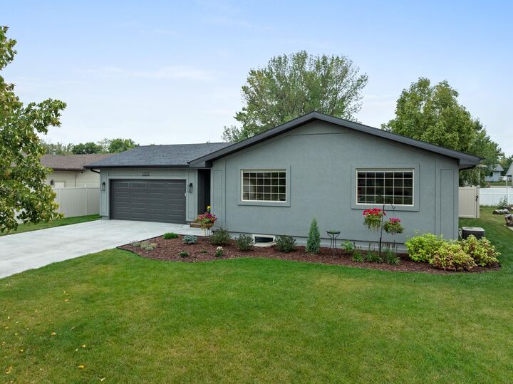 Property Photo: 1015 15 1/2 Ave SW ND 58701